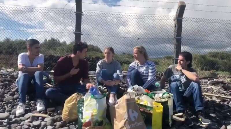 Sonsoles Martín con miembros de Nuevas Generaciones, hoy sábado en Ojos de Garza (Foto TA)